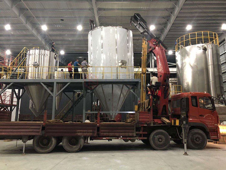 大型生產(chǎn)用噴霧干燥機(jī)客戶案例客戶現(xiàn)場安裝照片